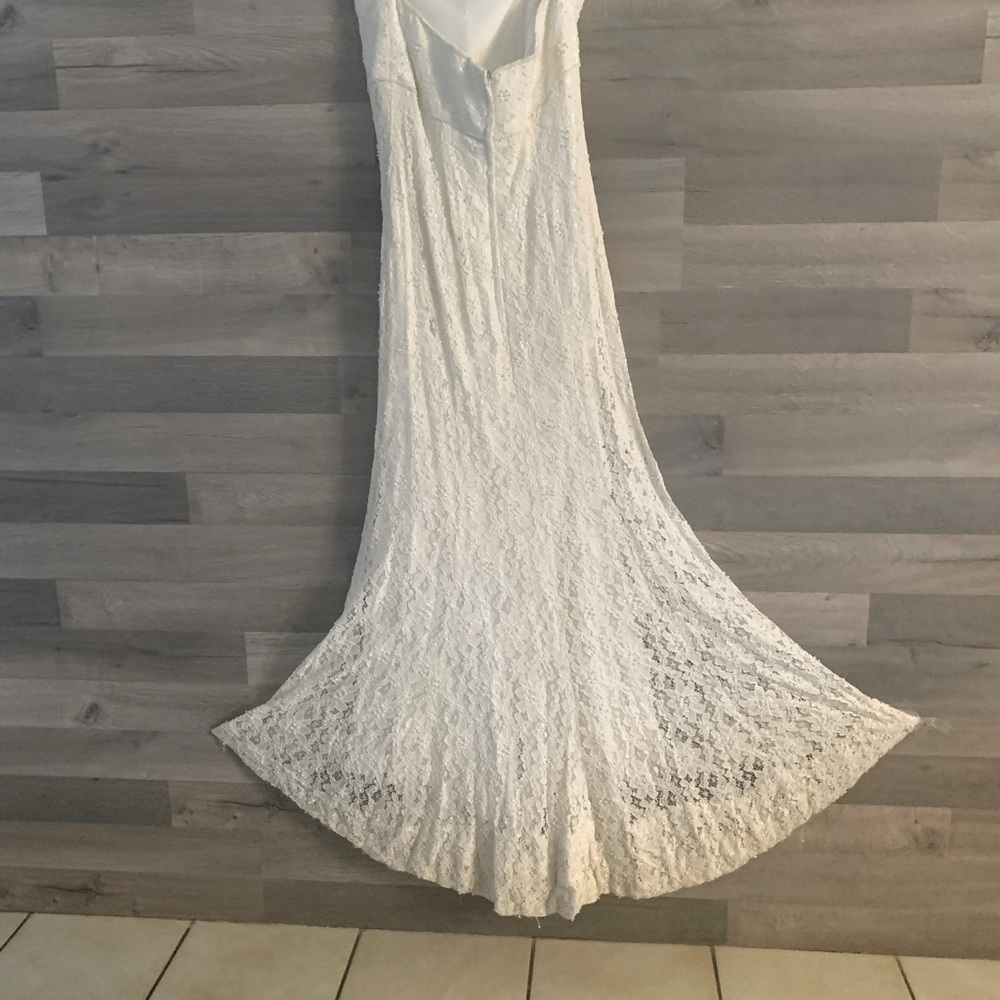 Dress & Mantilla size 12.  Fits beautiful!